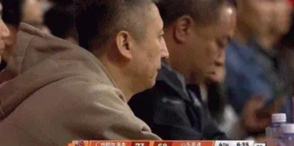 翻滚倒地很痛苦！郭艾伦左膝盖受伤，已被担架车抬走！广州队难了